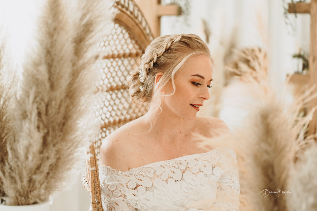 Fertiges Brautstyling mit moderner Hochzeitsfrisur und natuerlichem Make-up.