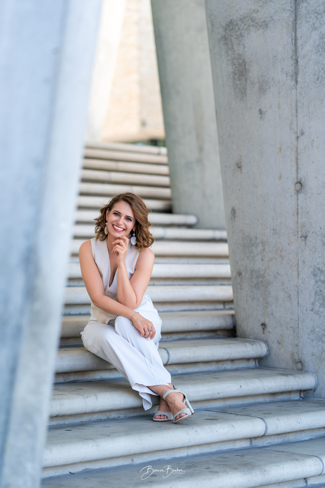Vielseitiges Business Shooting in der Hafencity Hamburg – moderne Fotos für Webseite und Social Media vor urbaner Architektur.