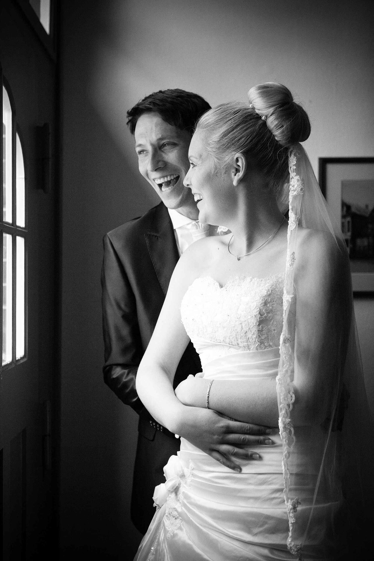 Emotionale Hochzeitsfotografie in Barmstedt: Brautpaar beim Shooting im Standesamt