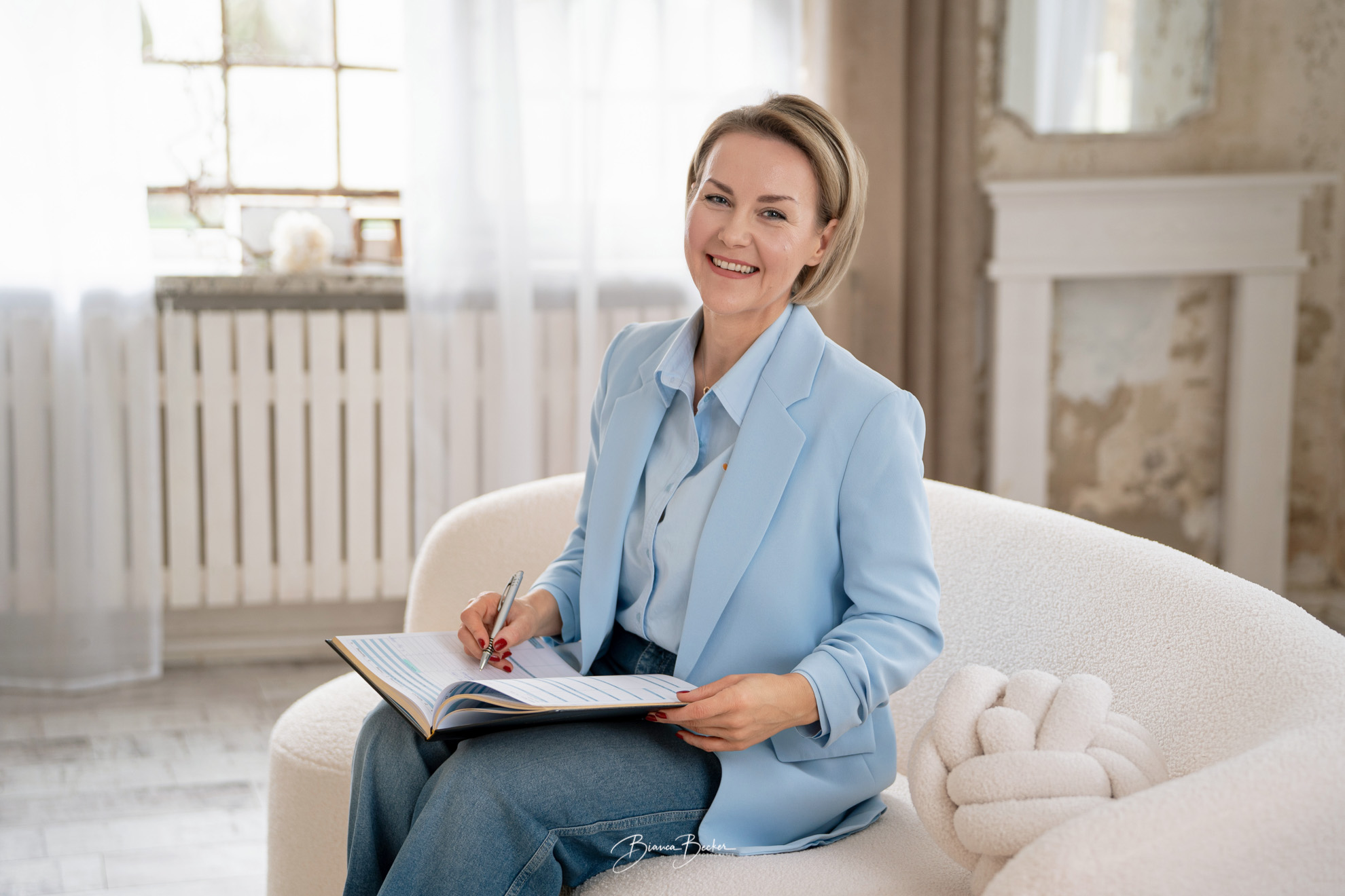 Personal Brand Shooting in meinem Fotostudio in Elmshorn für eine selbstständige Frau im Bereich Female Empowerment.