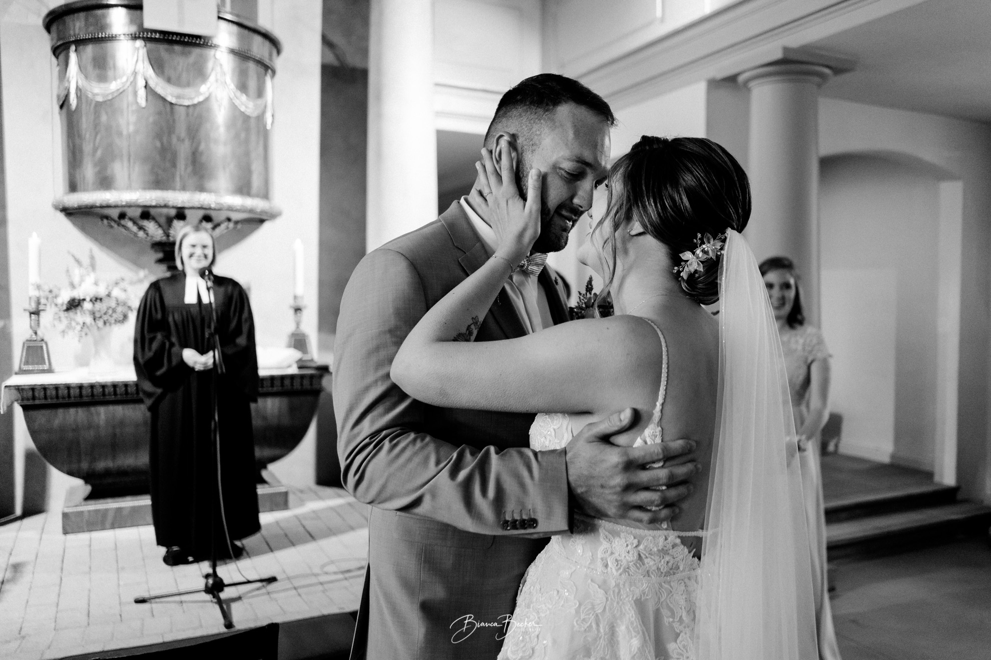 Emotionale kirchliche Hochzeit in der Marienkirche Quickborn – das Brautpaar beim ja Wort in der Kirche.