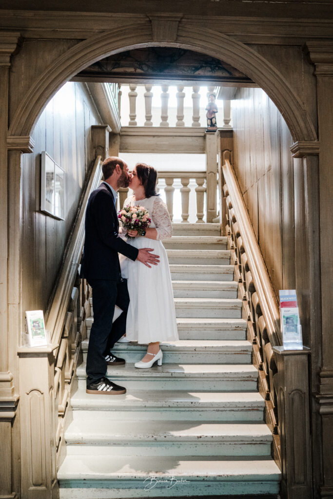 Modernes Elopement bei einer standesamtlichen Hochzeit in Glueckstadt mit Fotos am Hafen.