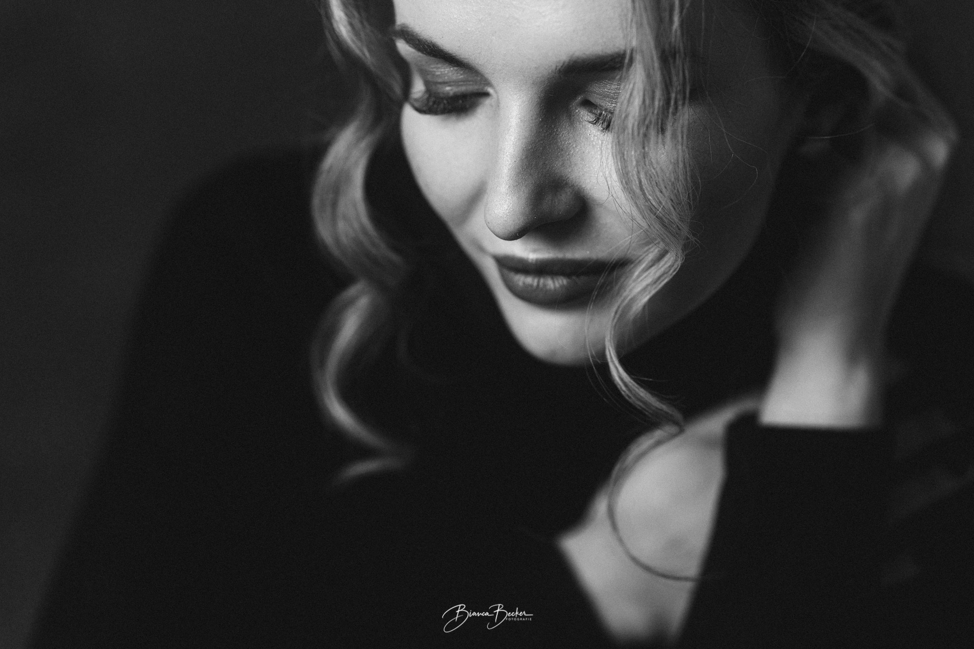 Glamouröses Endergebnis nach einem Vorher-Nachher Beauty Shooting in privater Studio-Atmosphaere.