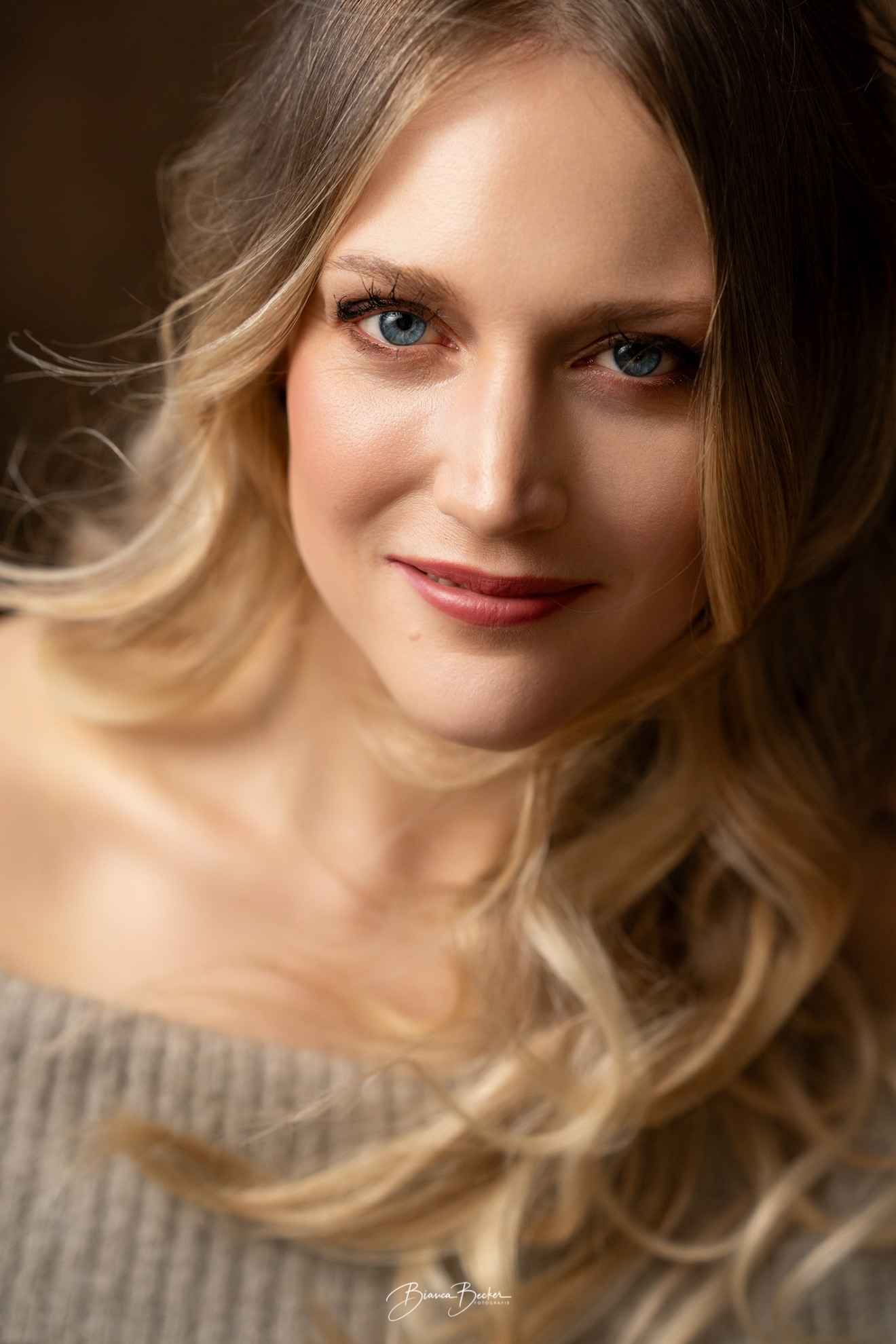 Vorher-Nachher Vergleich: Professionelles Make-up & Hairstyling für ein Beauty-Shooting in Elmshorn