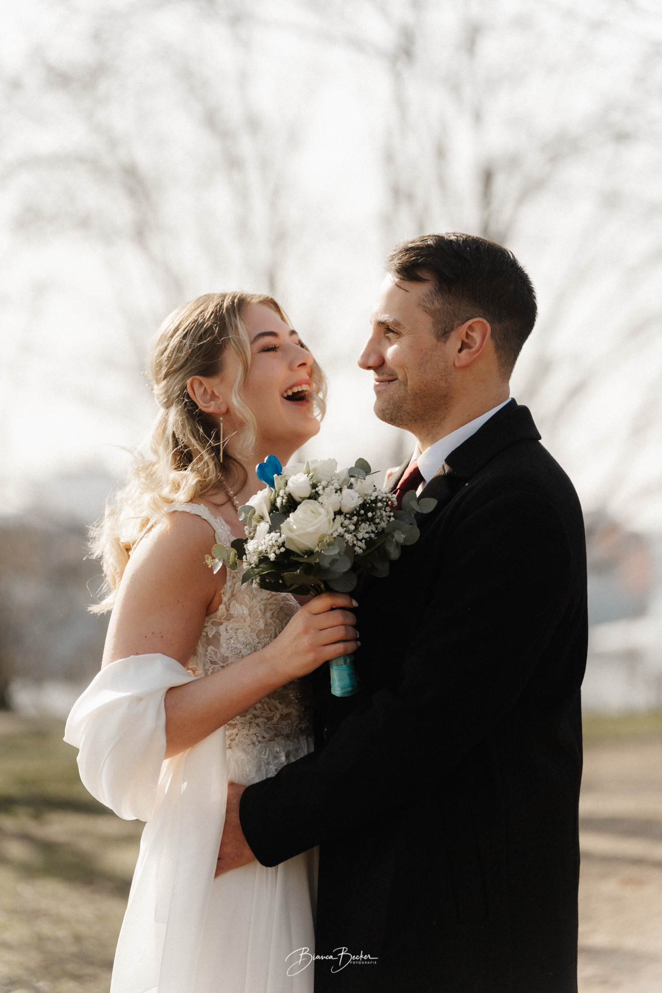 Einzigartige Momente beim Brautpaar-Shooting in Altona mit persönlicher Musikbegleitung für echte Emotionen.