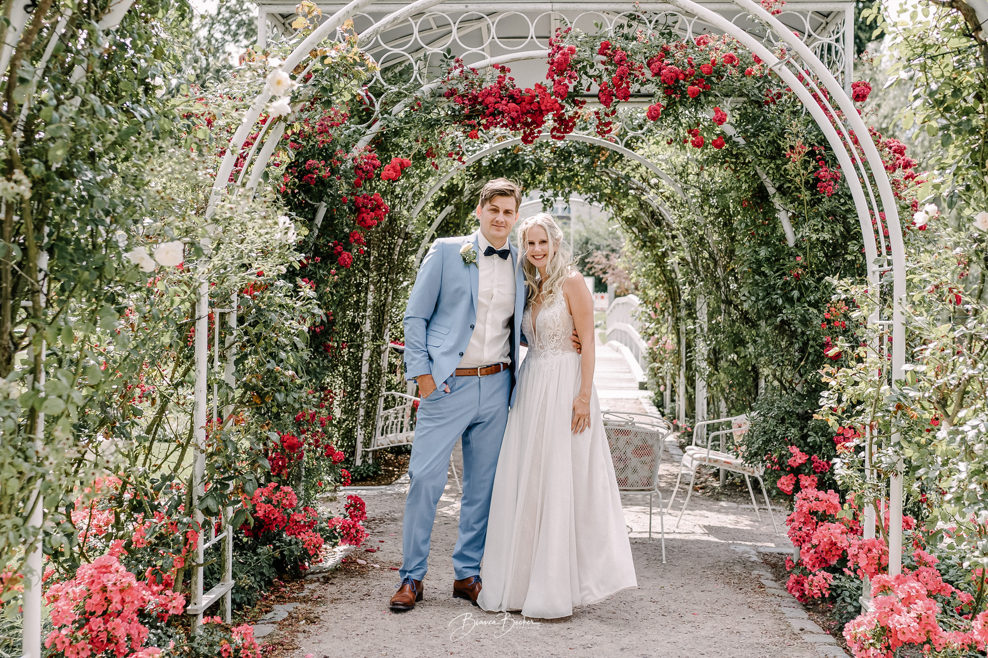 Brautpaar beim fotografieren auf der Hochzeitsinsel im Rosarium Uetersen.