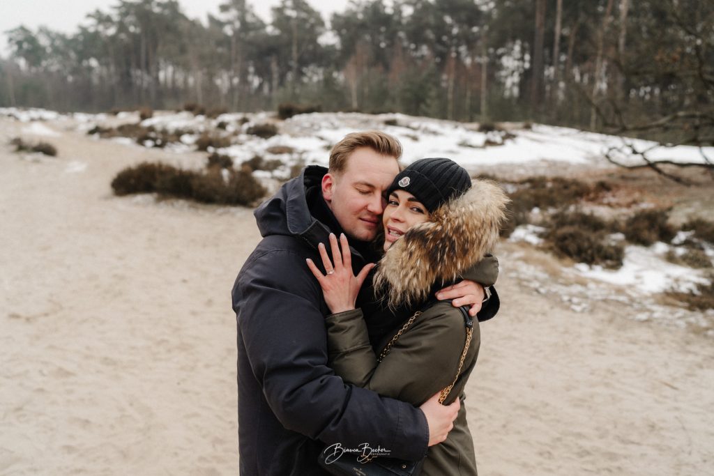 Verlobungsshooting im Winter. Paar in der Natur mit Verlobungsring. Bianca Becker Fotografie