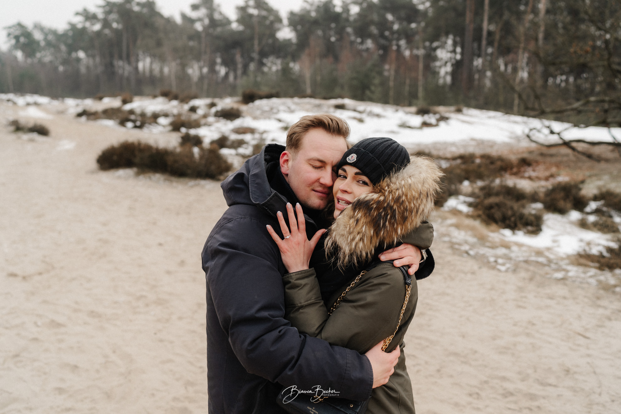 Verlobungsshooting im Winter. Paar in der Natur mit Verlobungsring. Bianca Becker Fotografie