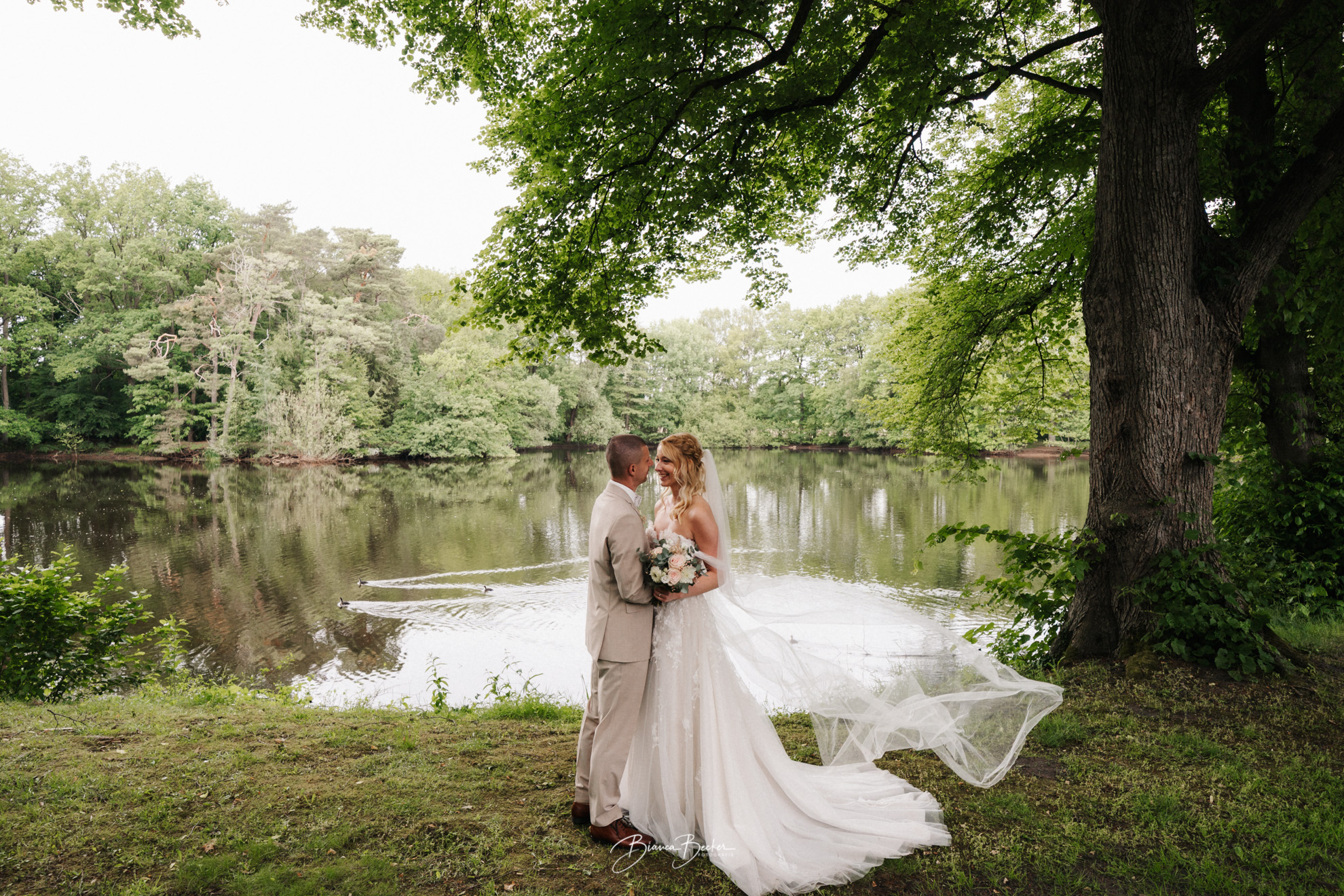 Brautpaarshooting am See Hochzeit Gaststaette Sibirien