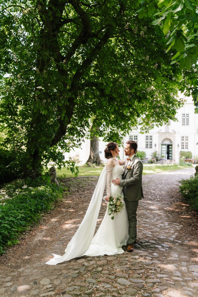 Brautpaar vor dem Standesamt Hoyerswort. Fotografiert von der Hochzeitsfotografin Bianca Becker auf Sankt Peter-Ording.