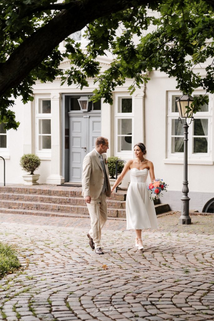 Ungestellte Paarfotos bei der Hochzeit in Langes Tannen