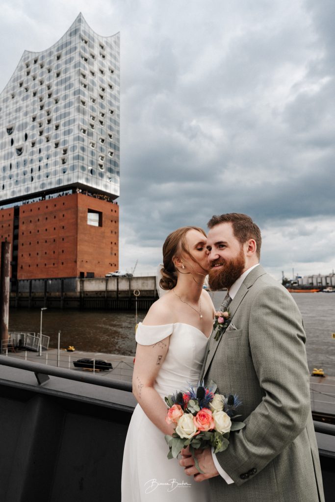 Hochzeitsfotograf Speicherstadt Hamburg beim Brautpaarshooting an der Elbphilharmonie.