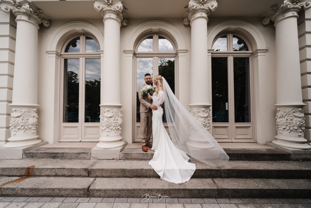 Brautpaar vor der Weißen Villa in Elmshorn nach der standesamtlichen Hochzeit